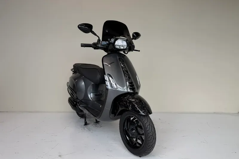 Vespa Agaat BROM (2025)