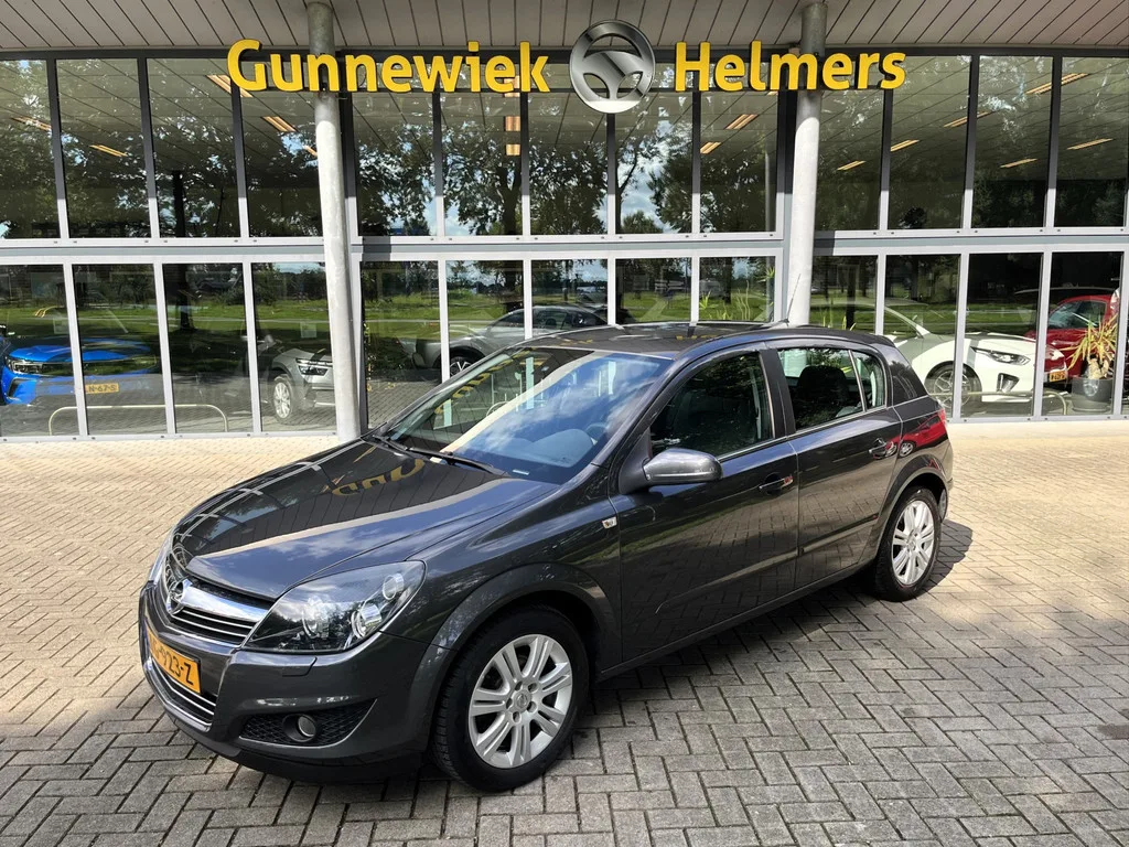 Opel Astra (2009) — foto 1
