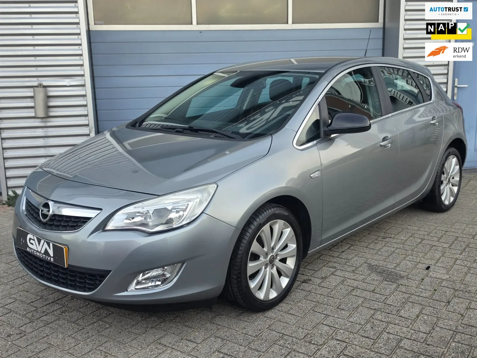 Opel Astra (2011) — foto 1
