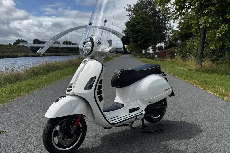 Piaggio GTS 300 Super (2021)