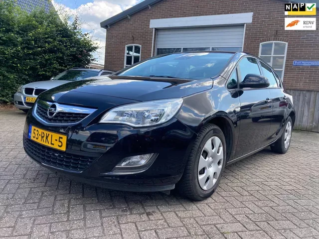 Opel Astra (2011) — foto 1