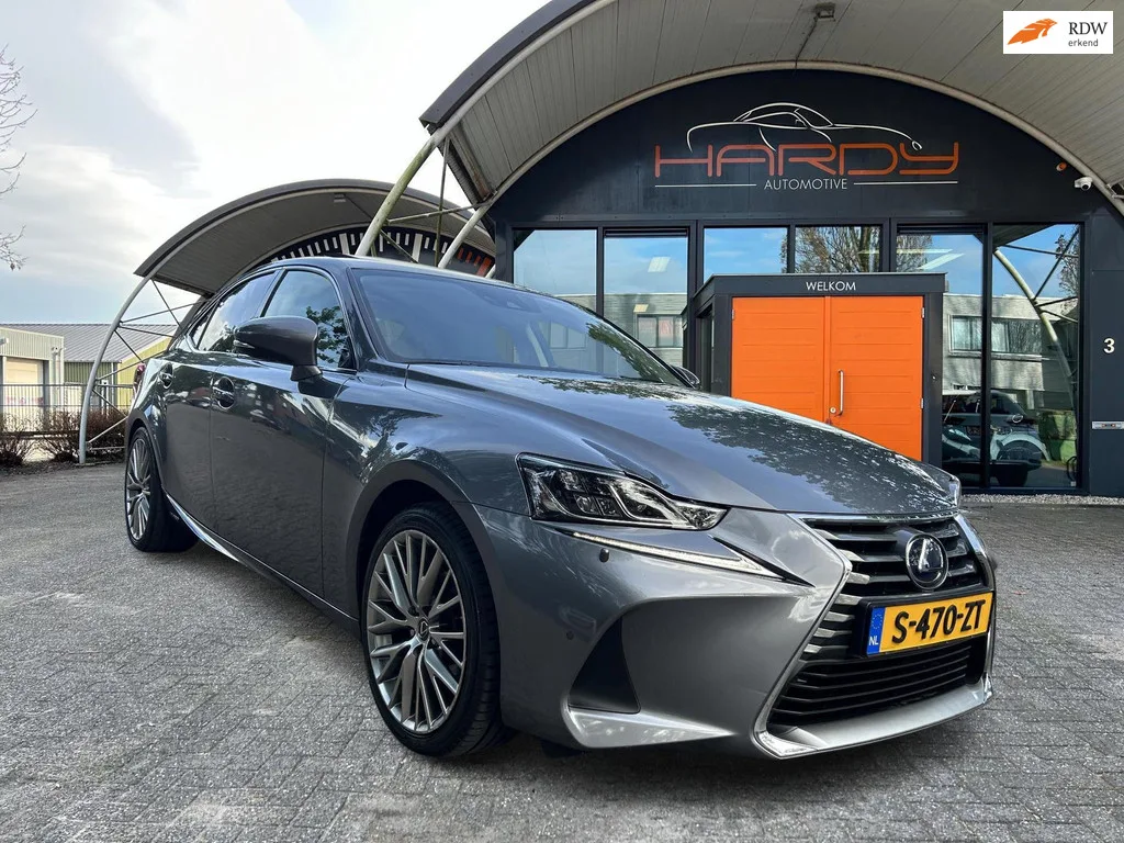 Lexus IS (2016) — foto 1