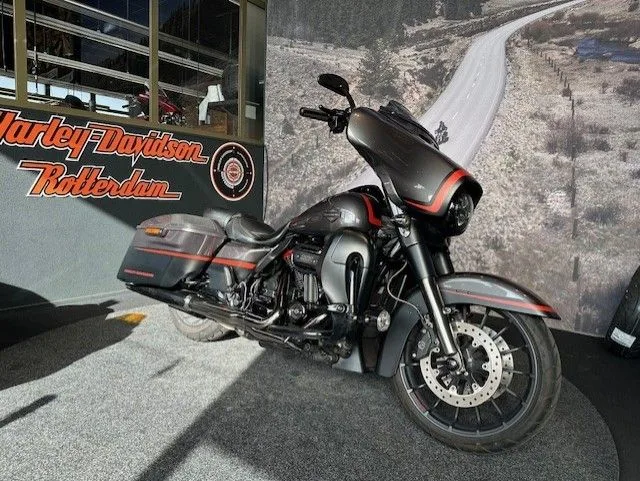 Harley-Davidson Cvo Street Glide (2018) — foto 1