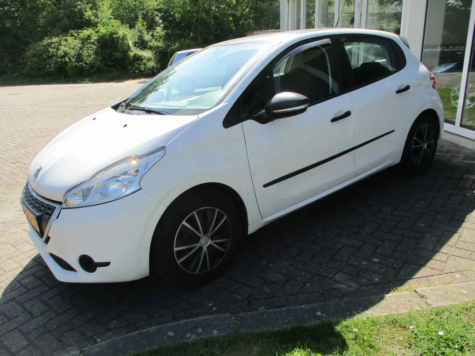 Peugeot 208 (2014) — foto 1