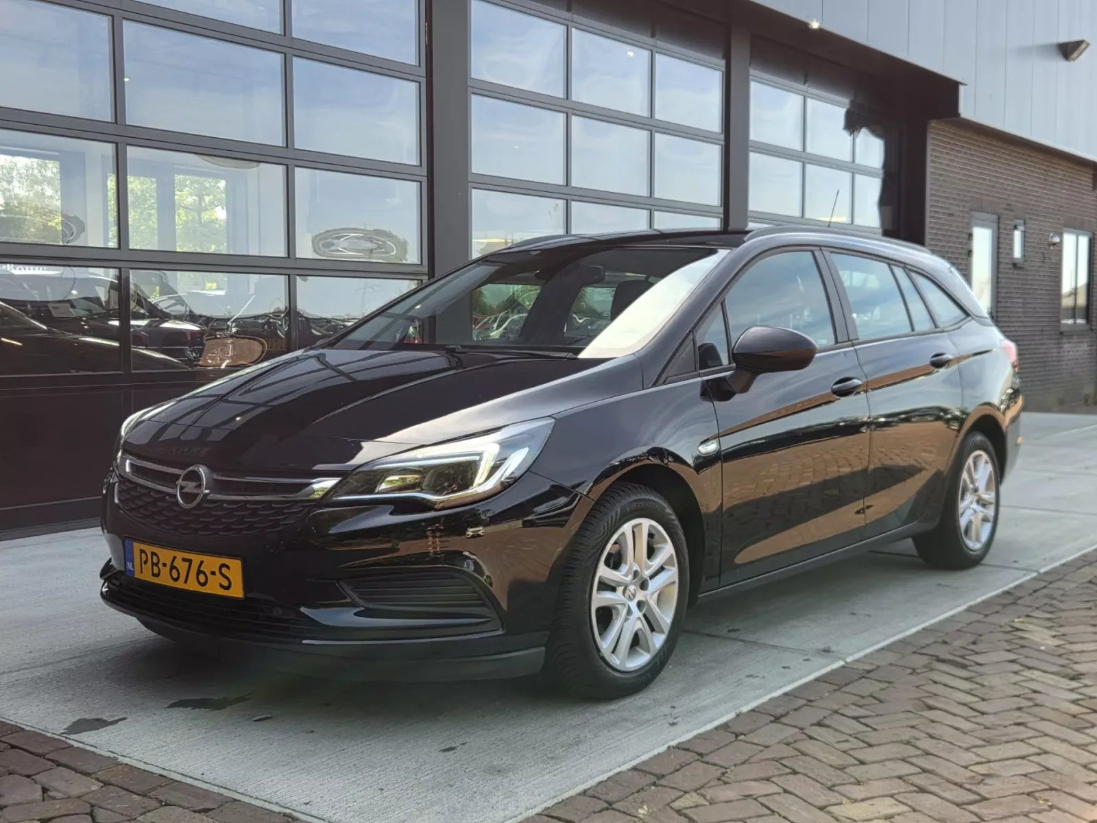 Opel Astra (2017) — foto 1