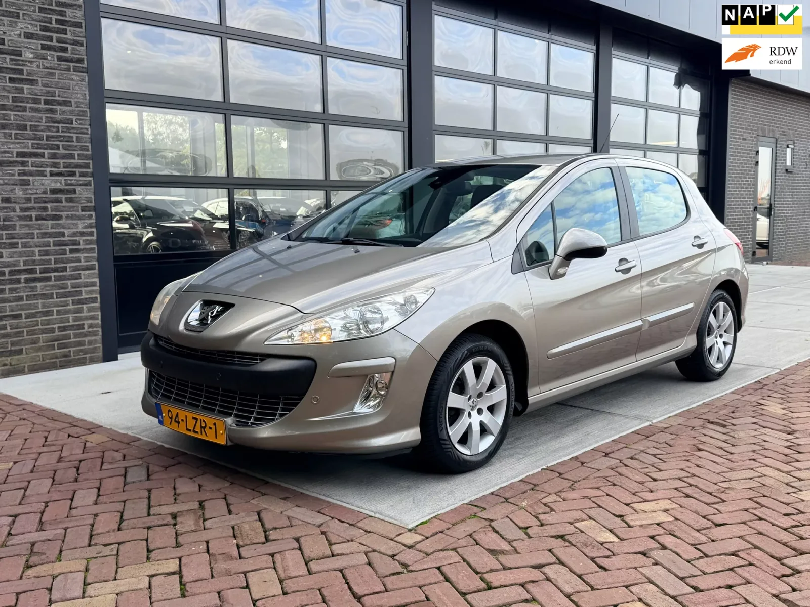 Peugeot 308 (2010) — foto 1