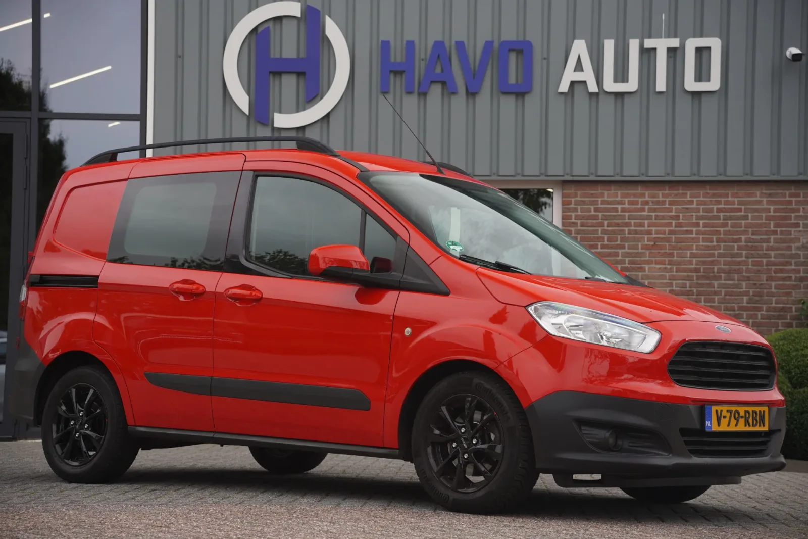 Ford Transit Courier (2018) — foto 1