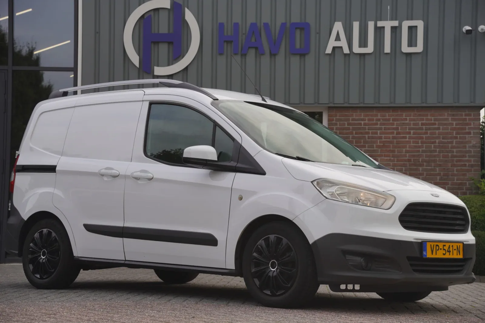 Ford Transit Courier (2015) — foto 1