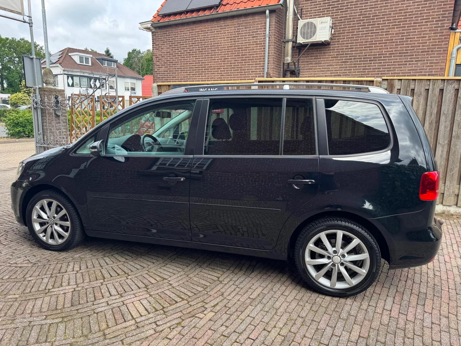 Volkswagen Touran (2011) — foto 1