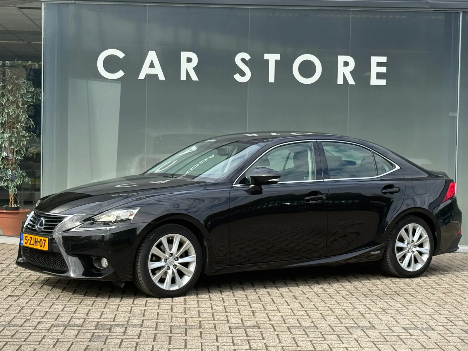Lexus IS (2015) — foto 1