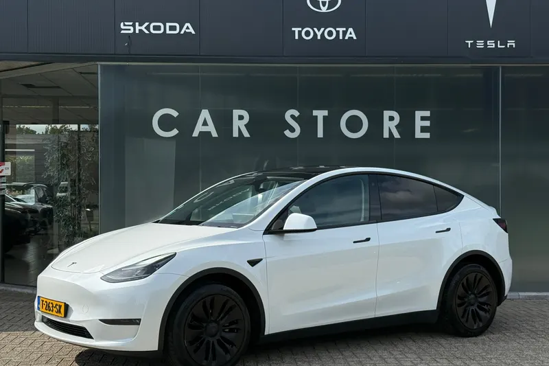 Tesla Model Y (2023)