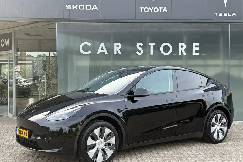 Tesla Model Y (2023)