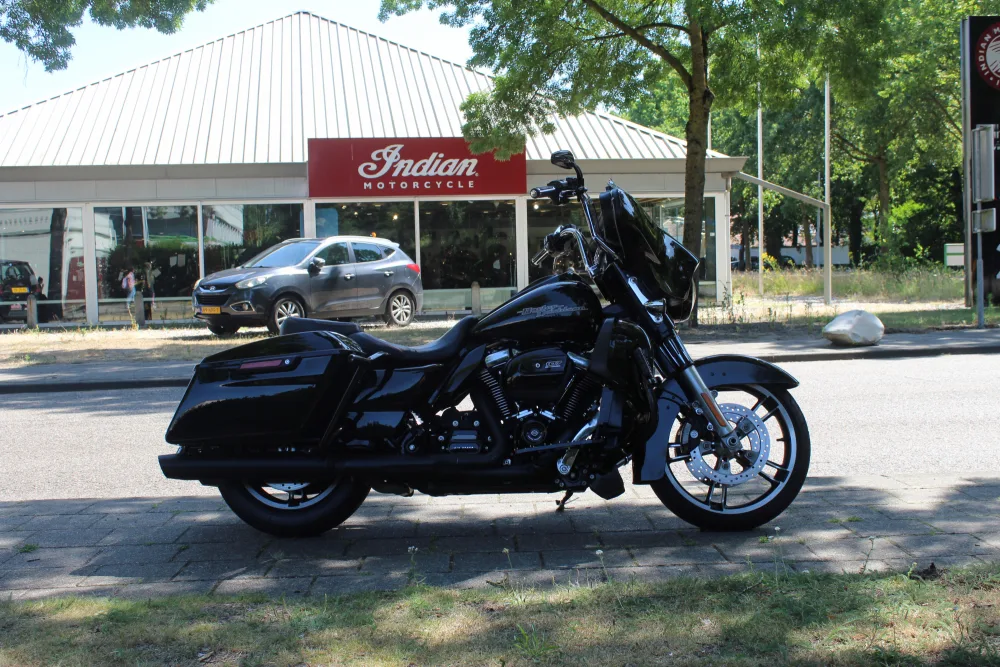 Harley-Davidson Street Glide (2017) — foto 1