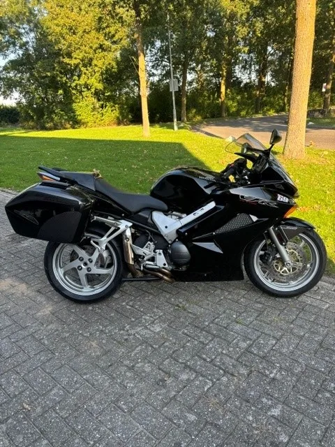 Honda VFR 800 (2003) — foto 1