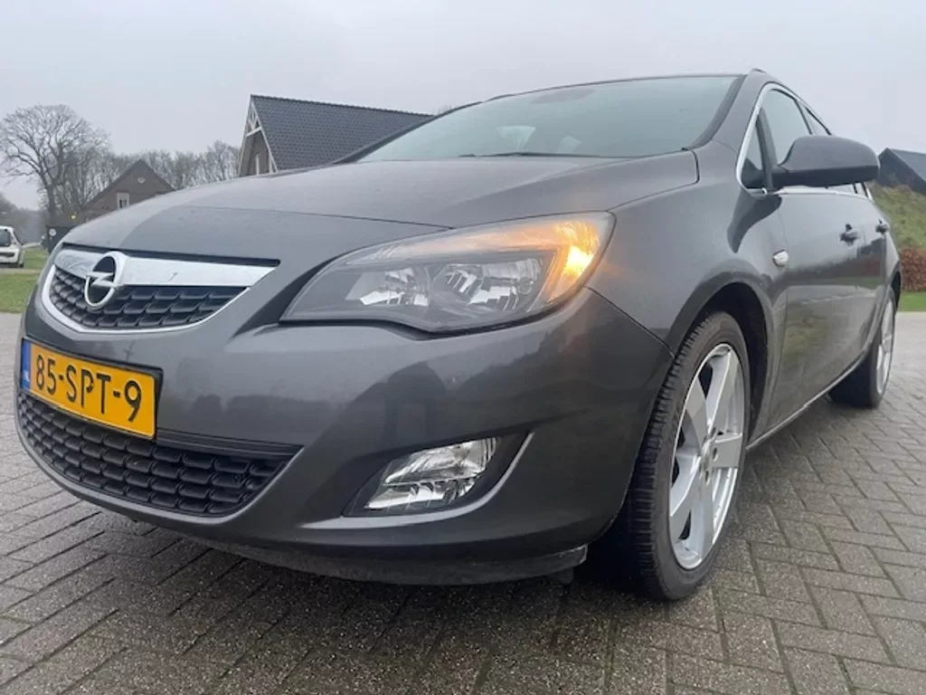 Opel Astra (2011) — foto 1