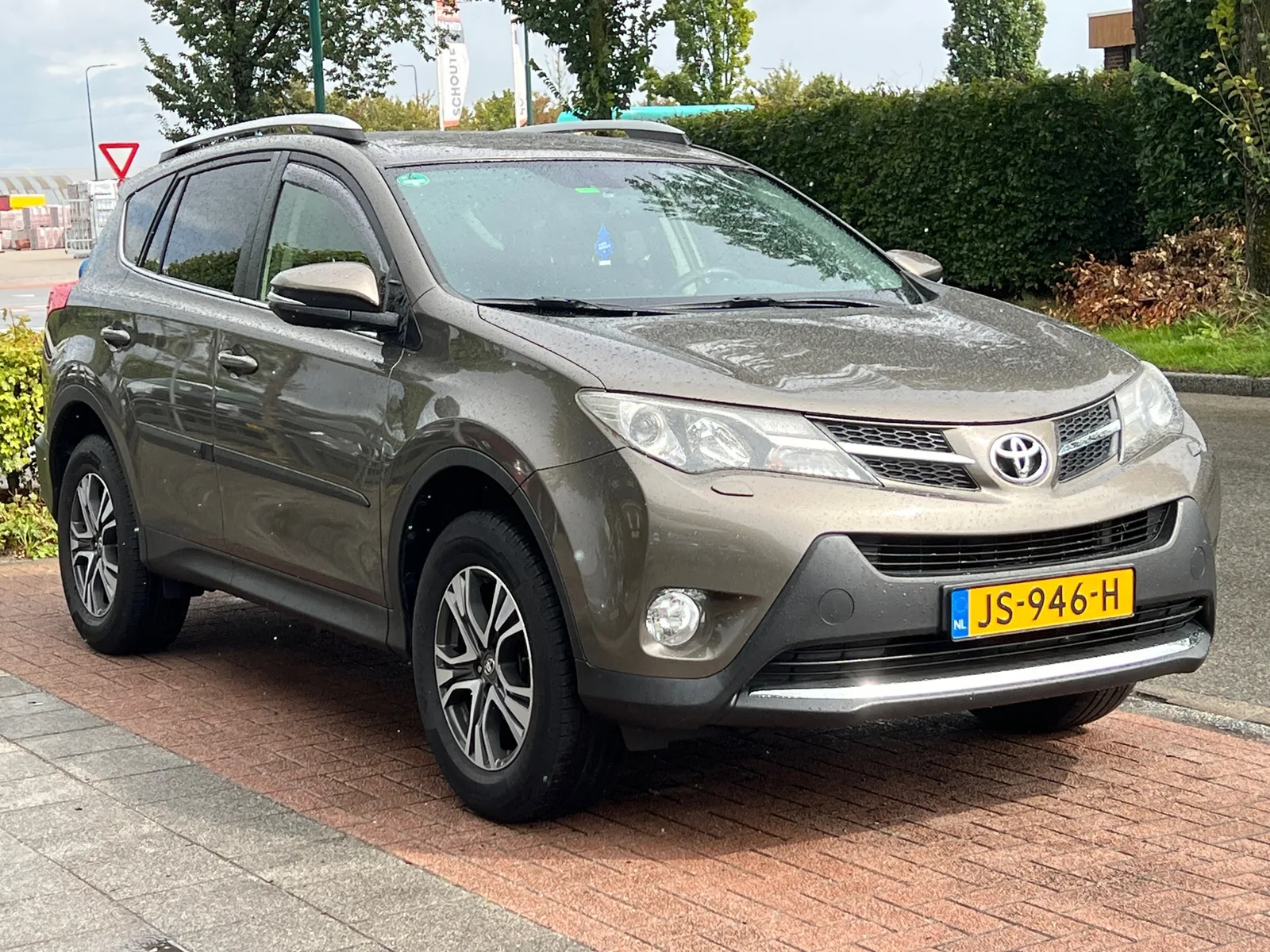 Toyota RAV4 (2015) — foto 1