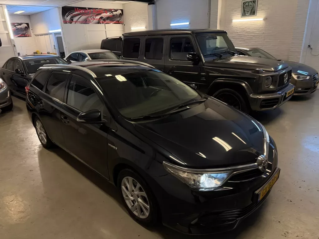 Toyota Auris (2015) — foto 1