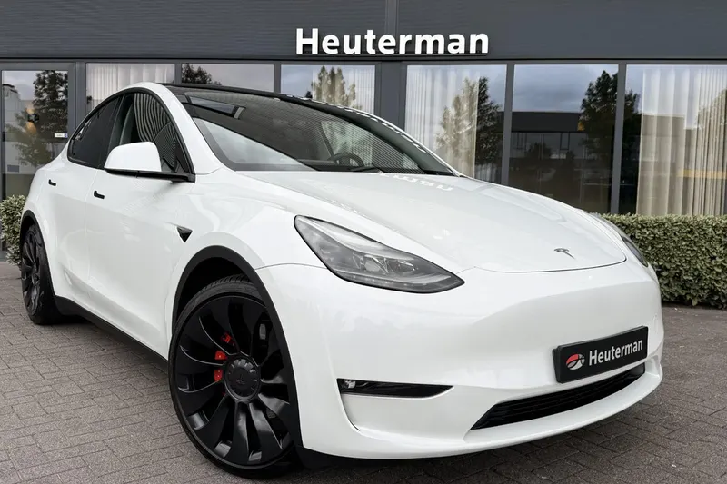 Tesla Model Y (2023)