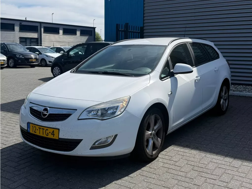 Opel Astra (2012) — foto 1