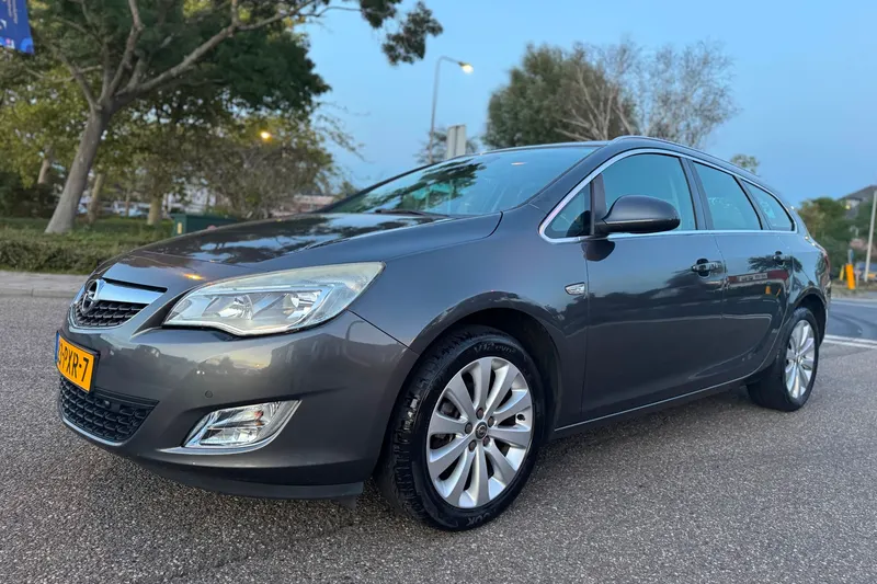 Opel Astra (2011)