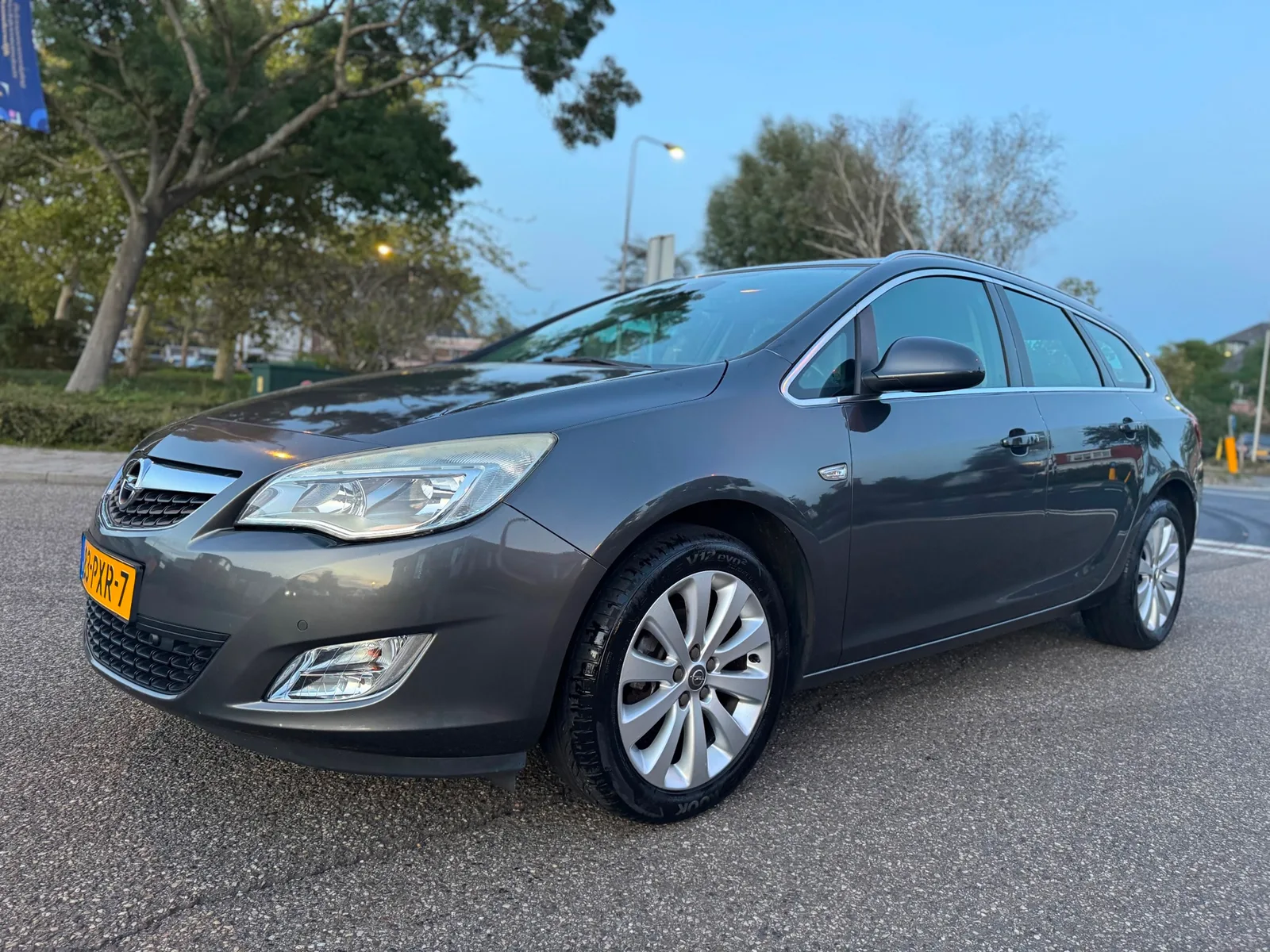 Opel Astra (2011) — foto 1