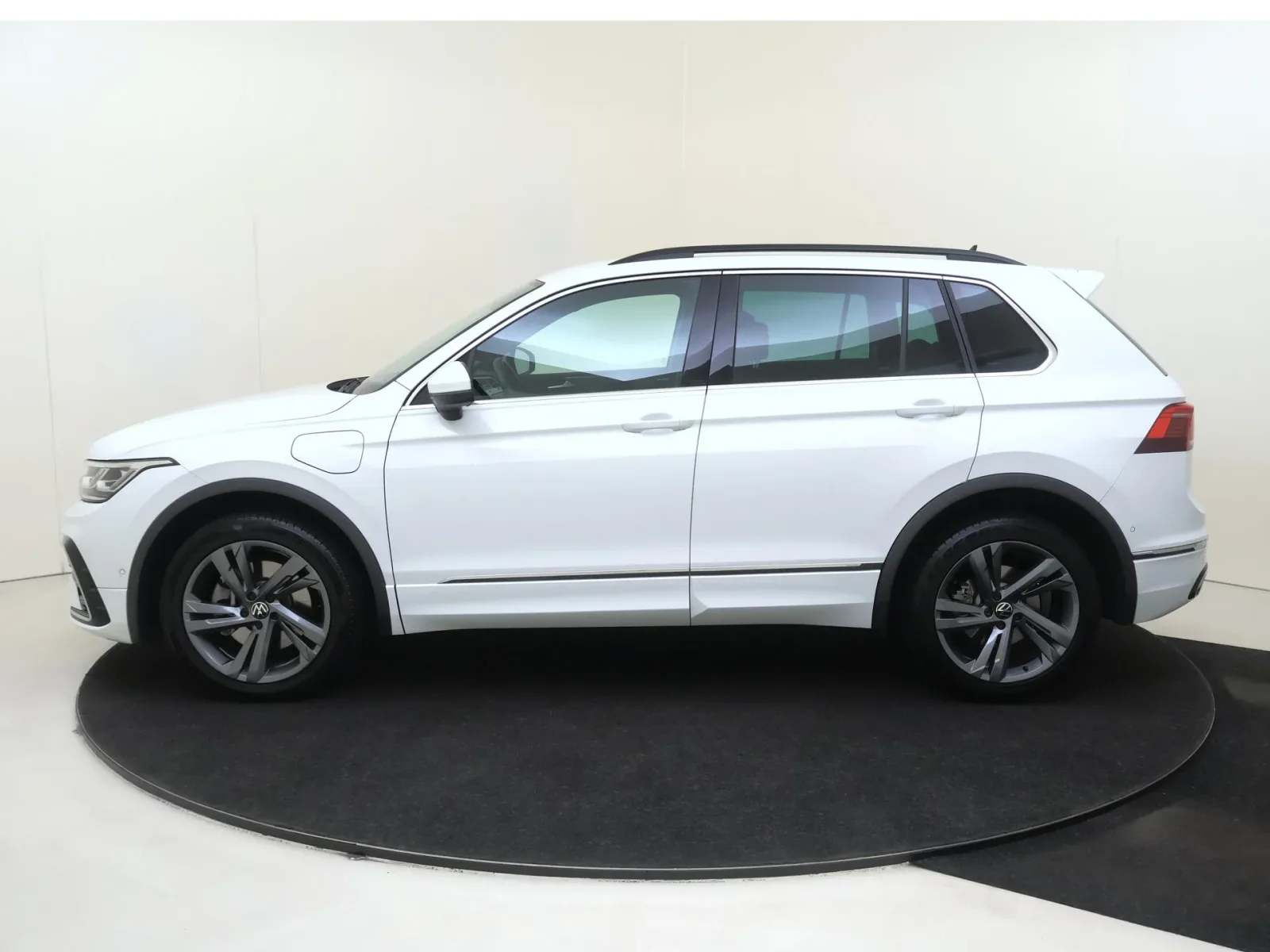 Volkswagen Tiguan (2024) — foto 1