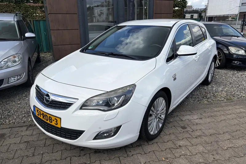 Opel Astra (2011)