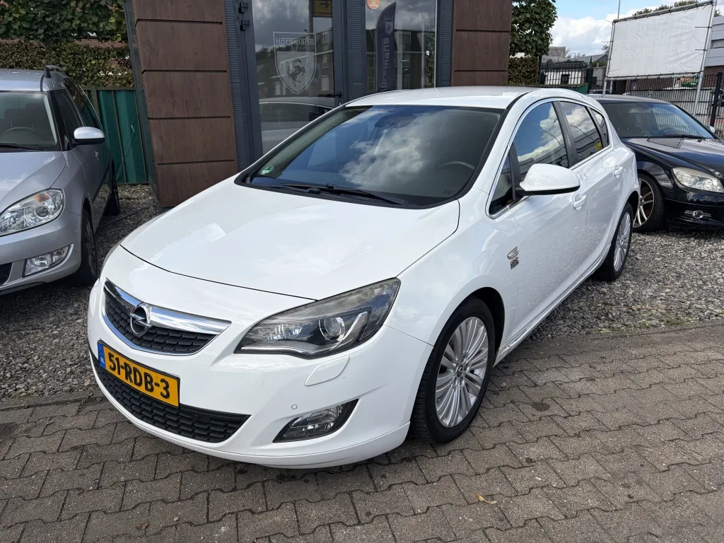 Opel Astra (2011) — foto 1