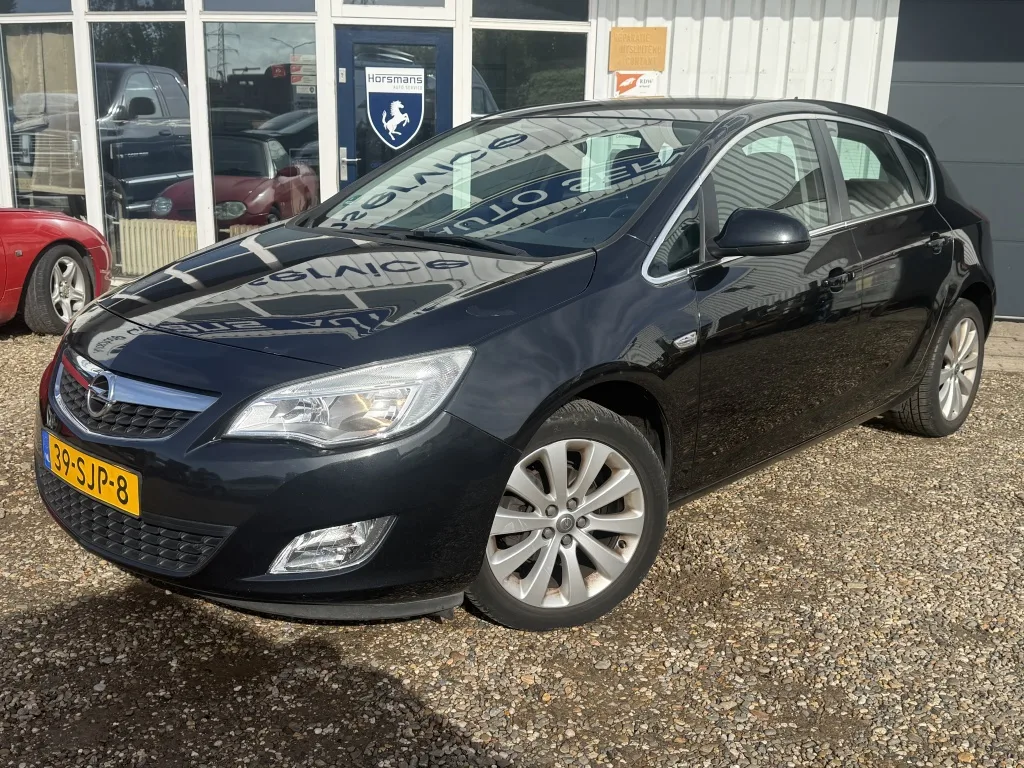 Opel Astra (2011) — foto 1