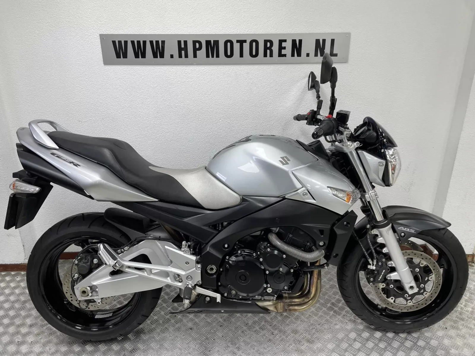 Suzuki GSR600 (2008) — foto 1