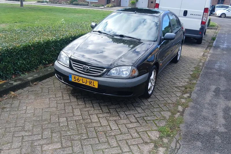 Toyota Avensis (2003)
