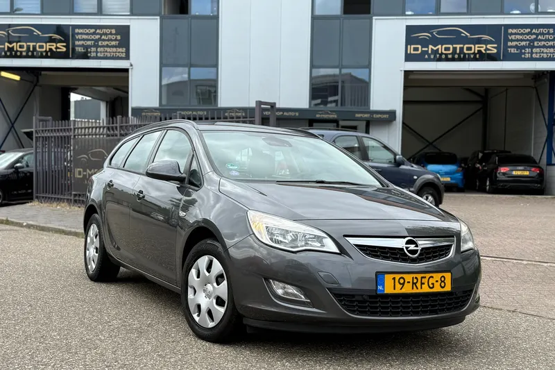 Opel Astra Sports Tourer (2011)