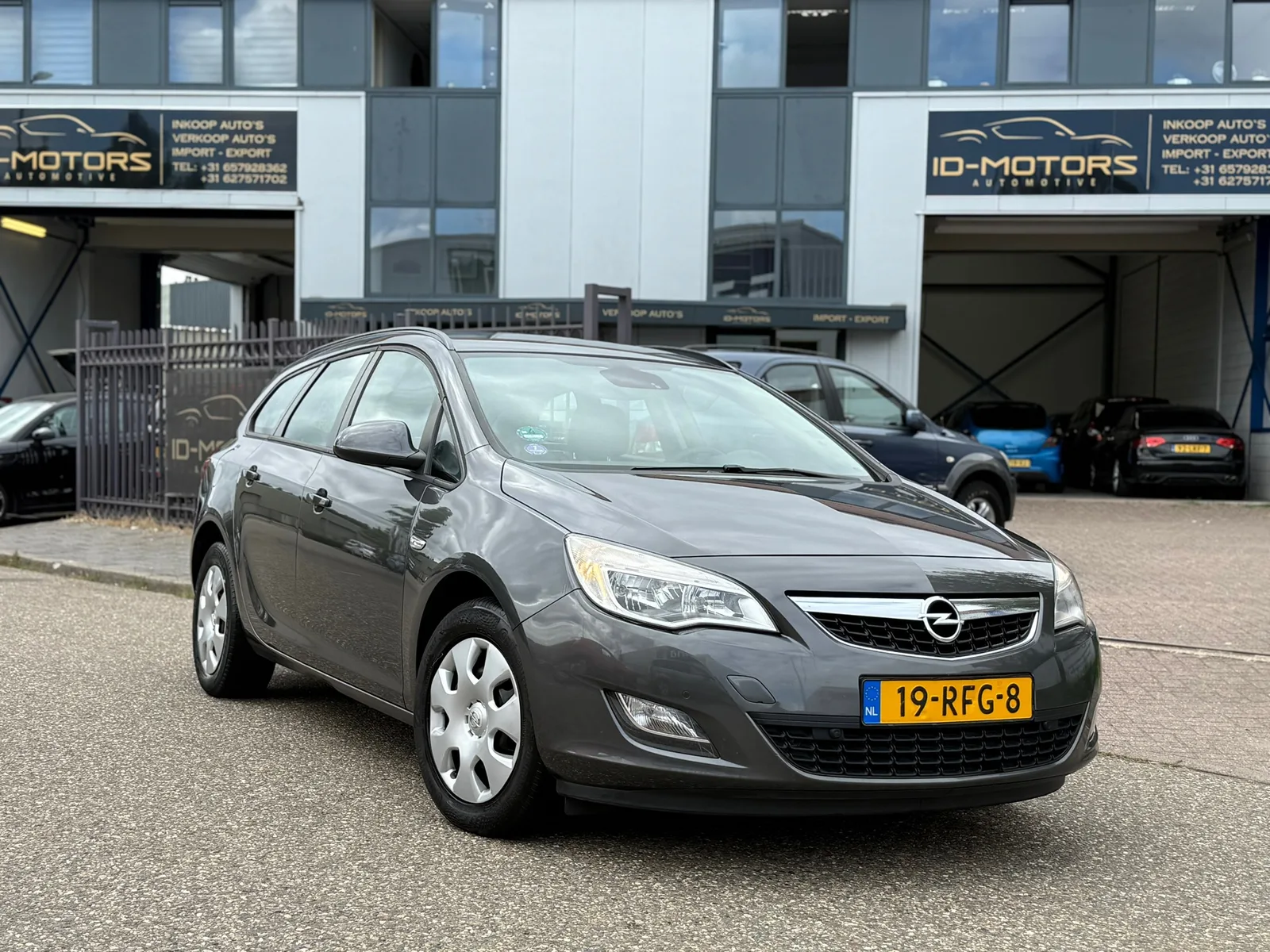 Opel Astra Sports Tourer (2011) — foto 1