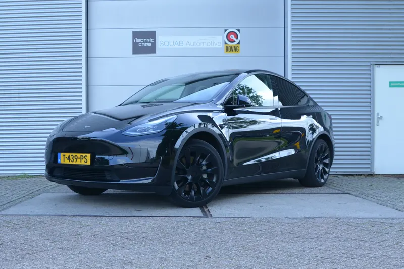 Tesla Model Y (2023)
