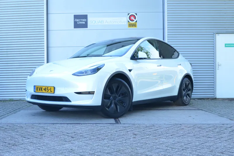 Tesla Model Y (2024)