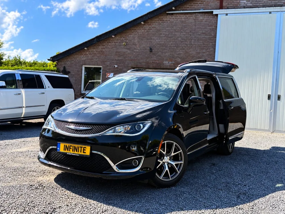 Chrysler Pacifica (2017) — foto 1