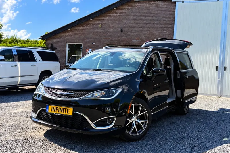 Chrysler GRAND PACIFICA (2017)