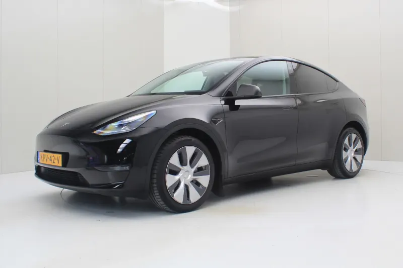 Tesla Model Y (2023)
