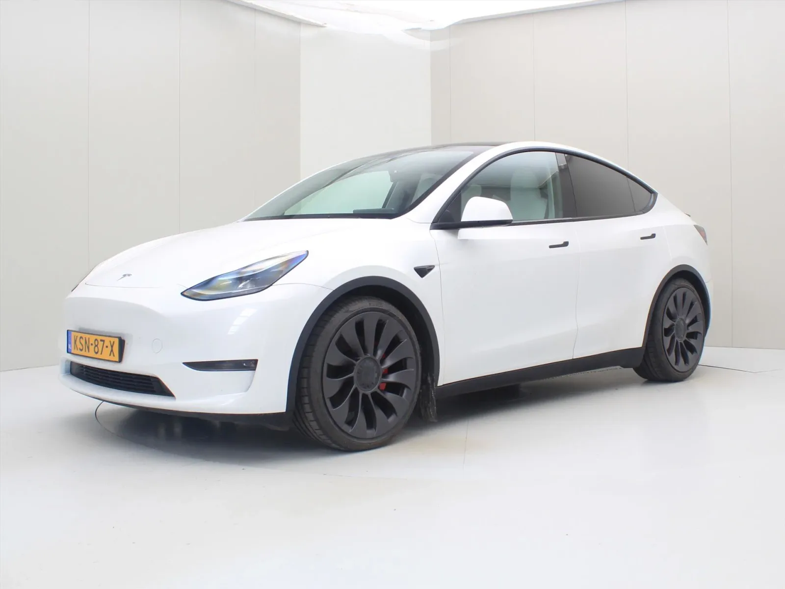 Tesla Model Y (2023) — foto 1