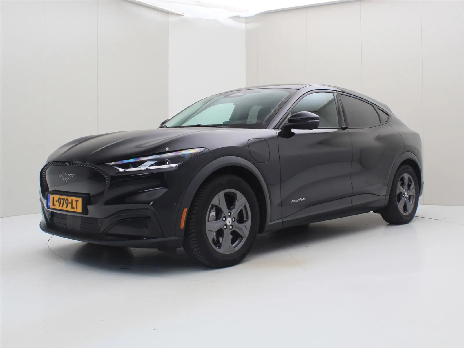 Ford Mustang Mach-E (2021) — foto 1