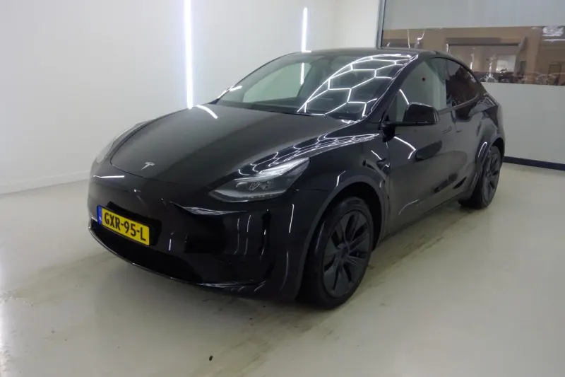 Tesla Model Y (2024)