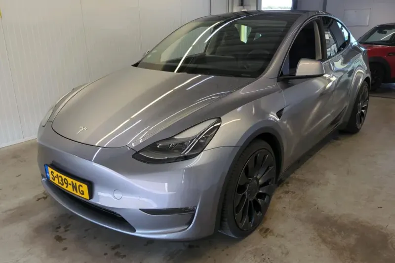 Tesla Model Y (2023)
