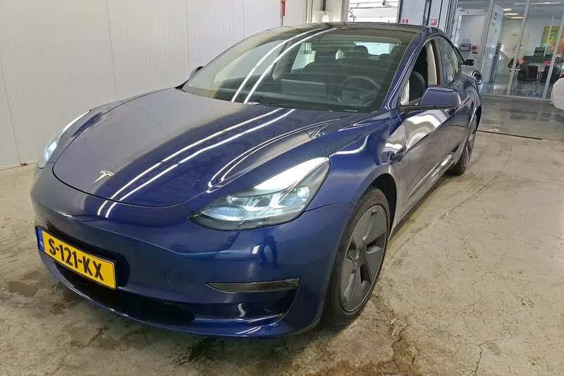 Tesla Model 3 (2023)