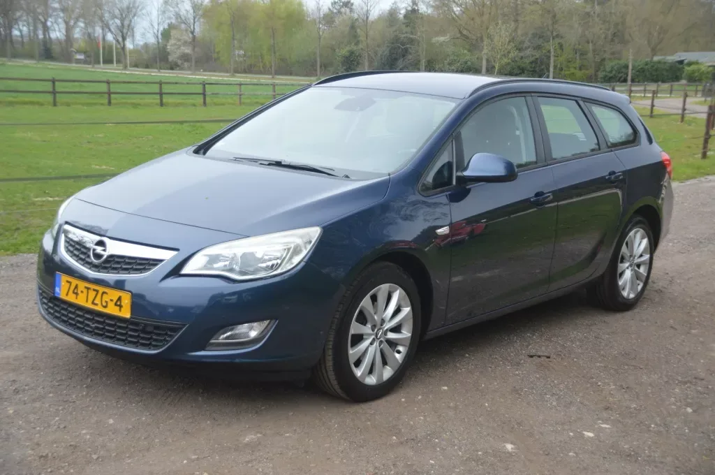 Opel Astra (2012) — foto 1
