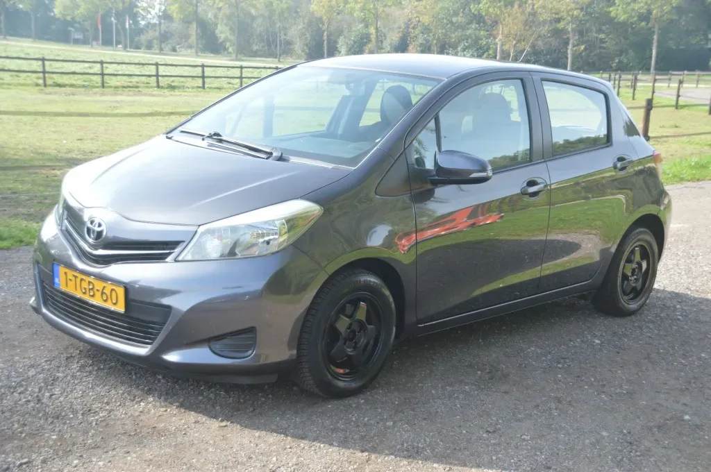 Toyota Yaris (2014) — foto 1