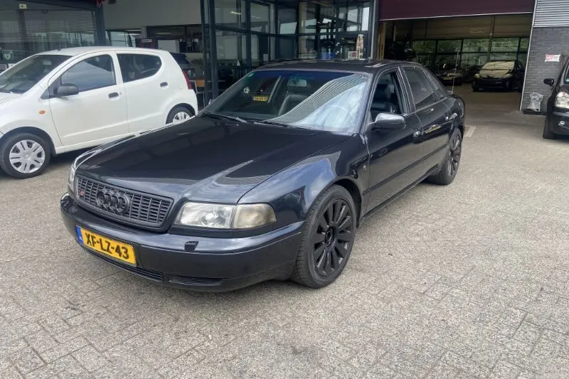 Audi S8 (1998)