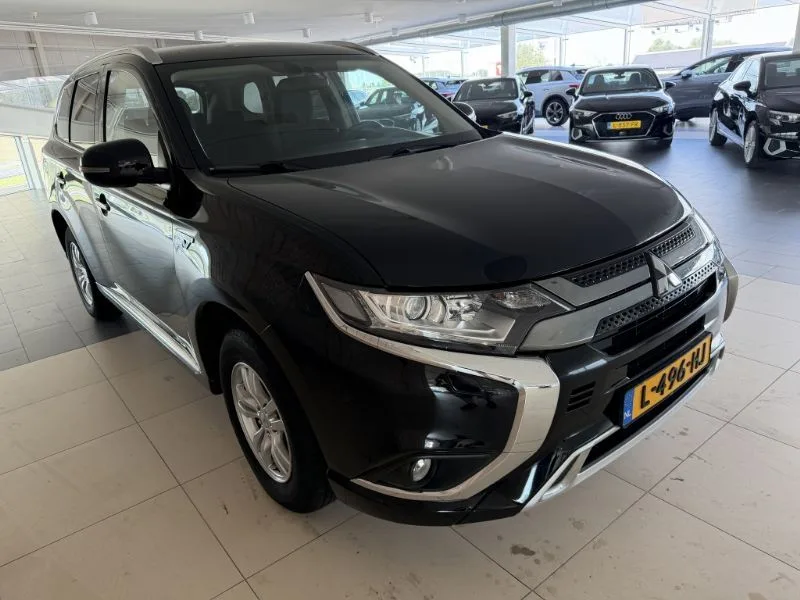 Mitsubishi Outlander (2021) — foto 1