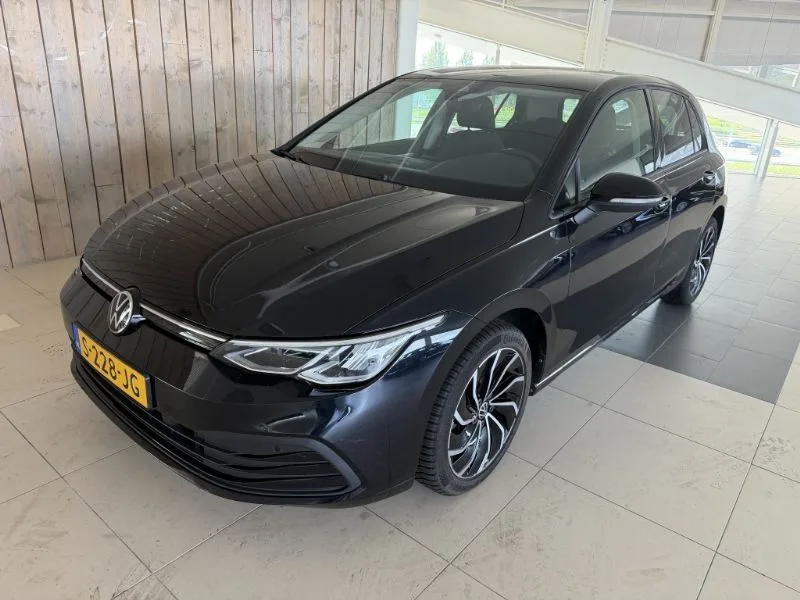 Volkswagen Golf (2023) — foto 1