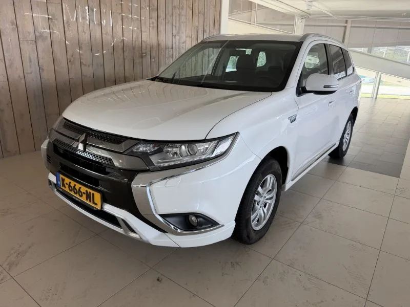 Mitsubishi Outlander (2021) — foto 1