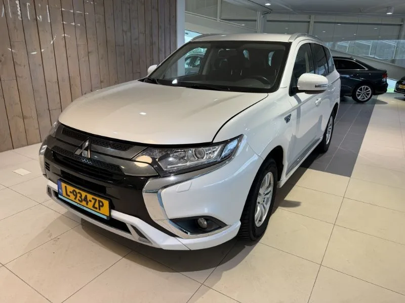 Mitsubishi Outlander (2021) — foto 1